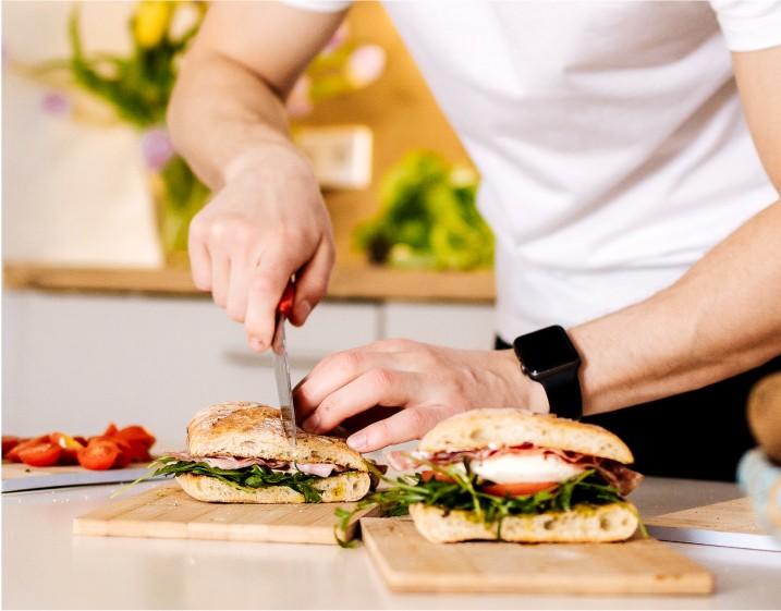 Persona cortando un sándwich