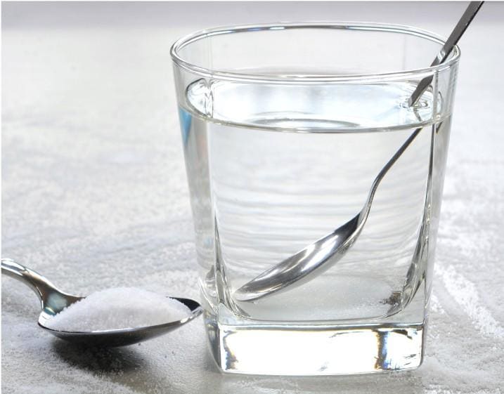 Un vaso de agua y una cucharada de sal
