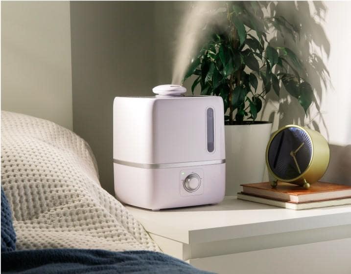 Humidificador en una mesilla de noche