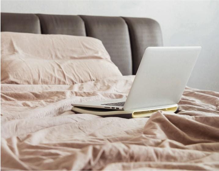 Laptop en la cama
